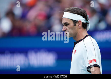 New York, USA. Août 28, 2019. Roger Federer Suisse réagit au cours de la 2ème tour du tournoi match entre Roger Federer et Damir Dzumhur de Suisse de la Bosnie-Herzégovine à l'US Open 2019 à New York, États-Unis, 28 août 2019. Credit : Liu Jie/Xinhua/Alamy Live News Banque D'Images