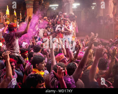 Les habitants de célébrer Holi Holiday, Mathura, Uttar Pradesh, Inde, Asie Banque D'Images