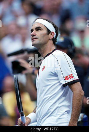 New York, USA. Août 28, 2019. Roger Federer Suisse réagit au cours de la 2ème tour du tournoi match entre Roger Federer et Damir Dzumhur de Suisse de la Bosnie-Herzégovine à l'US Open 2019 à New York, États-Unis, 28 août 2019. Credit : Liu Jie/Xinhua/Alamy Live News Banque D'Images