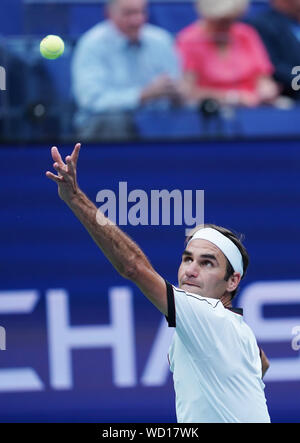 New York, USA. Août 28, 2019. La Suisse de Roger Federer sert pendant la masculin 2e match entre Roger Federer et Damir Dzumhur de Suisse de la Bosnie-Herzégovine à l'US Open 2019 à New York, États-Unis, 28 août 2019. Credit : Liu Jie/Xinhua/Alamy Live News Banque D'Images