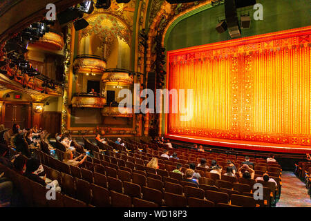 Personnes visitent le New Amsterdam Theatre, un théâtre de Broadway situé au 214 West 42e Rue, entre la 7e et 8e avenues dans le théâtre. Banque D'Images