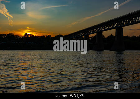 Coucher du soleil par la rivière Saskatchewan Sud, à Saskatoon Banque D'Images