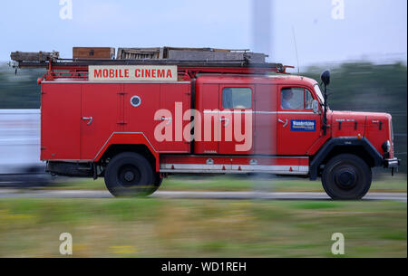 Waren, Allemagne. Août 28, 2019. Avec l'ancienne brigade incendie Magirus Deutz, construit en 1969, les deux musiciens Rang et Stephan billet à l'autre endroit. Voyager avec leur cinéma, un ancien pompier Magirus Deutz construit en 1969, les deux musiciens étudiés voyager dans toute l'Allemagne. Tous les genres de films muets sont indiquées - à partir de leur création en 1895 à la fin de l'époque du film muet autour de 1930. Credit : Jens Büttner/dpa-Zentralbild/dpa/Alamy Live News Banque D'Images