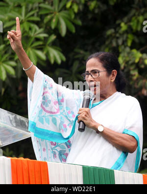 Kolkata, Inde. Août 28, 2019. Le Ministre en chef du Bengale occidental Mamata Banerjee traite Trinamool Congress Chatra Parishad ou TMCP militants sur l'occasion de la Journée de la Fondation TMCP. (Photo de Saikat Paul/Pacific Press) Credit : Pacific Press Agency/Alamy Live News Banque D'Images