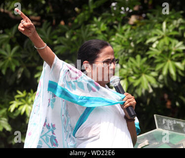 Kolkata, Inde. Août 28, 2019. Le Ministre en chef du Bengale occidental Mamata Banerjee traite Trinamool Congress Chatra Parishad ou TMCP militants sur l'occasion de la Journée de la Fondation TMCP. (Photo de Saikat Paul/Pacific Press) Credit : Pacific Press Agency/Alamy Live News Banque D'Images