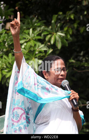 Kolkata, Inde. Août 28, 2019. Le Ministre en chef du Bengale occidental Mamata Banerjee traite Trinamool Congress Chatra Parishad ou TMCP militants sur l'occasion de la Journée de la Fondation TMCP. (Photo de Saikat Paul/Pacific Press) Credit : Pacific Press Agency/Alamy Live News Banque D'Images