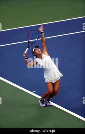 Flushing Meadows, New York, United States. Août 28, 2019. De Chine Zhu lin servant à Madison Keys des États-Unis lors de leur premier match à l'US Open à Flushing Meadows, New York. Keys a remporté le match en 5 sets. Crédit : Adam Stoltman/Alamy Live News Banque D'Images