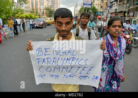 Kolkata, Inde. Août 28, 2019. Un Indien athlète handicapée est titulaire d'un placard pendant un rassemblement à pied pour promouvoir et faire connaître les droits des athlètes handicapés.Chaque année, le 28 août La Fondation du bien-être des civils (FCF) effectue une marche unique de célébrer le sport pour personnes handicapées en général et de faire de la conscience de masse les Jeux Paralympiques. Credit : SOPA/Alamy Images Limited Live News Banque D'Images