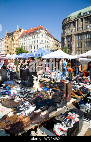 Une variété d'éléments affichés sur les stands au populaire marché en plein air Naschmarkt à Vienne Autriche Banque D'Images