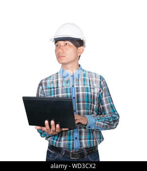 Tout en maintenant l'ingénieur à l'aide d'ordinateur portable et l'usure de la tête en plastique blanc casque de sécurité . Construction Travaux Concept sur fond blanc Banque D'Images