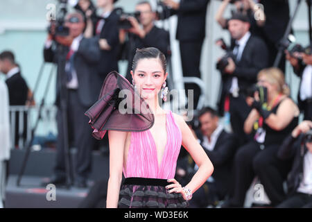 Venise, Italie. Août 28, 2019. Zhong Chuxi pose sur le tapis rouge de la cérémonie d'ouverture du 76e Festival International du Film de Venise à Venise, Italie, le 28 août 2019. Le 76e Festival International du Film de Venise a donné le coup d'ici mercredi. Credit : Cheng Tingting/Xinhua/Alamy Live News Banque D'Images