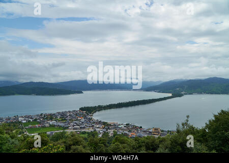 Vue supérieure avec Amanohashidate ciel bleu Banque D'Images