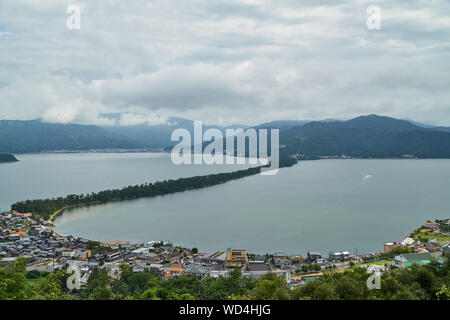 Vue supérieure avec Amanohashidate ciel bleu Banque D'Images