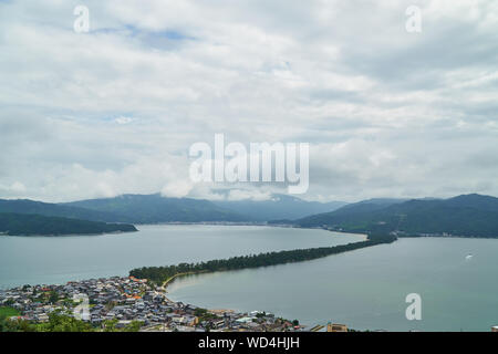 Vue supérieure avec Amanohashidate ciel bleu Banque D'Images