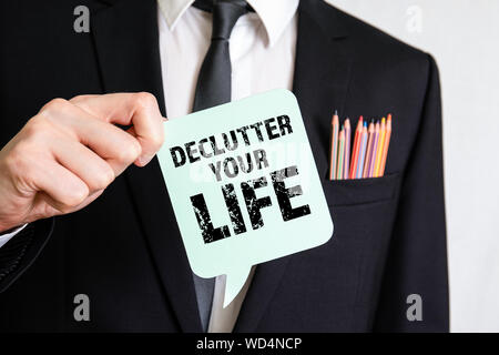 Declutter votre vie. Businessman showing a speech bubble Banque D'Images