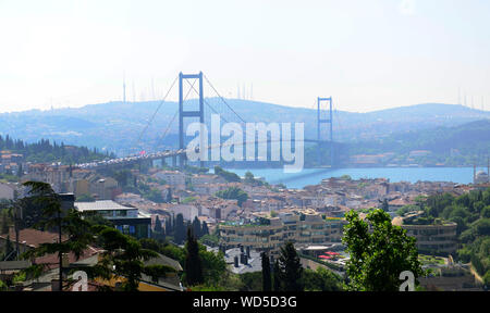 Le pont du Bosphore relie Ortaköy, dans la partie européenne d'Istanbul avec Beylebeyi sur le côté asiatique de la ville. Banque D'Images