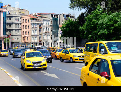 Les taxis jaunes à Istanbul, Turquie. Banque D'Images