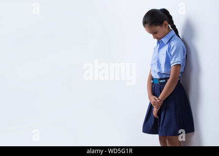 School Girl standing in corporels Banque D'Images