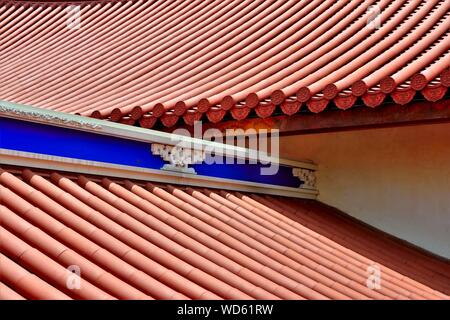 Close up de toit en pente de temple chinois avec des tuiles et des détails architecturaux à Singapour Banque D'Images