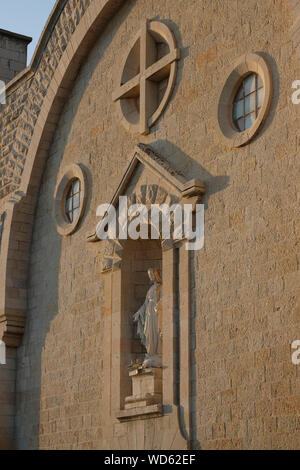 Façade de St Vincent de Paul chapelle construite dans le style néo-roman qui sert l'Hospice catholique de Saint Vincent de Paul à Jérusalem, situé dans le quartier de Mamilla, près de la vieille ville de Jérusalem Israël Banque D'Images