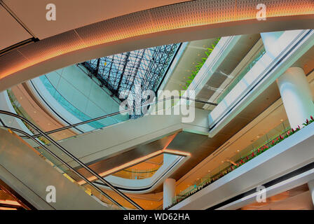 Intérieur de Raffles City Shopping mall montrant atrium principal avec des escaliers mécaniques et des détails architecturaux Banque D'Images