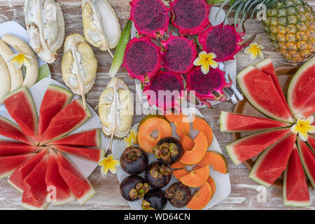 Assortiment de fruits tropicaux, Close up, vue du dessus. Beaucoup de fruits mûrs en couleur arrière-plan. Durian, papaye, pastèque, banane, mangoustan, ananas et pi Banque D'Images