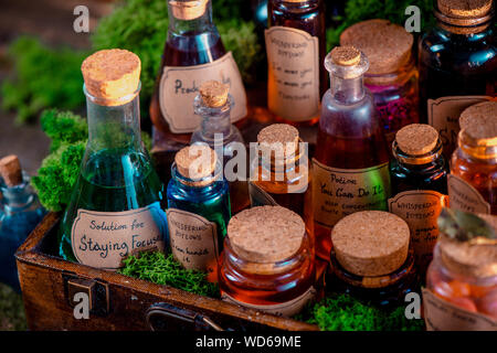 Les potions, les mélanges, et recours pour l'inspiration, la motivation et le travail productif de près. Potion manuscrites label. Le concept d'autosoins. Banque D'Images