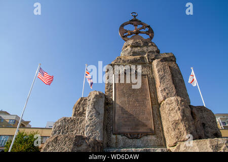 Les colons de Virginie Monument sur la Tamise, Londres Est avec les drapeaux des USA, UK et l'Angleterre battant en arrière-plan Banque D'Images