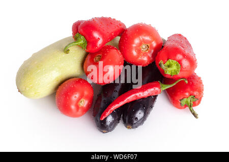 Tomates, Poivrons rouges, Red Hot Chili Peppers, violet aubergine, courgette verte en gouttes d'eau sur fond blanc libre top view isolated Banque D'Images