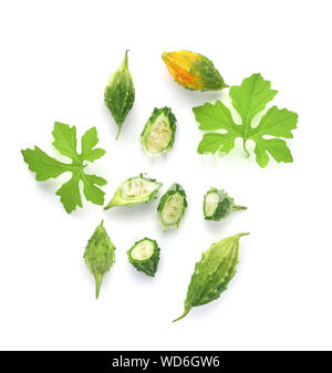 Vue de dessus du melon amer frais isolé sur fond blanc Banque D'Images