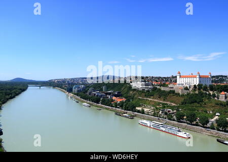 Bratislava, Slovaquie, le 18 juillet 2019 - Vue du château de Bratislava contre le ciel bleu Banque D'Images