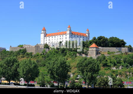 Bratislava, Slovaquie, le 18 juillet 2019 - Vue du château de Bratislava contre le ciel bleu Banque D'Images