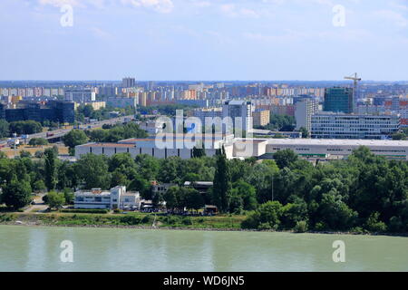 Bratislava, Slovaquie, le 18 juillet 2019 : Vue supérieure aux blocs d'appartements à Bratislava, Banque D'Images