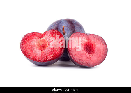 Un ensemble de prune et de deux moitiés d'une prune rouge avec un intérieur en pierre isolé sur fond blanc close up Banque D'Images