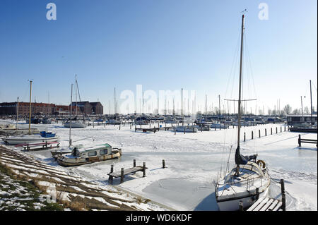 L'eau congelée et montrer sur mer et bateaux dans port de beau jour d'hiver à la ville de Hoorn, Hollande Kroon, Pays-Bas. Banque D'Images