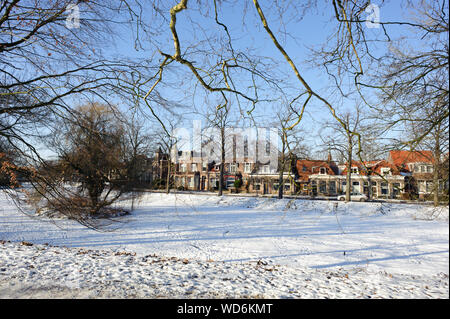 L'eau congelée et montrer sur canal et vieux bâtiments traditionnels en briques avec des toits de tuile de jour d'hiver à Hoorn, Hollande ville Kroon, Pays-Bas. Banque D'Images