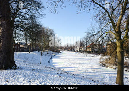 L'eau congelée et montrer sur canal et vieux bâtiments traditionnels en briques avec des toits de tuile de jour d'hiver à Hoorn, Hollande ville Kroon, Pays-Bas. Banque D'Images