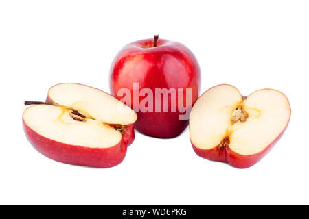 Toute une pomme rouge et deux moitiés de pomme sur fond blanc isolated close up Banque D'Images