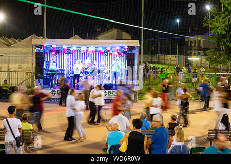 OLCELLA, ITALIE, AOÛT 2019 - collectivités locales italiennes festival en plein air avec un groupe jouant de la musique traditionnelle et de danse en couple. Longue exposition. Banque D'Images