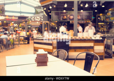 Résumé dans la cour alimentaire Trouble Department Store, flou flou artistique en coin de table Shopping Mall. Motion Blur Modern Restaurant et café, de l'Alimentation et Banque D'Images