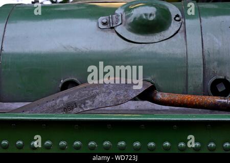 Pelle de pompier estampillé avec le numéro de la locomotive repose sur le réservoir d'eau de réservoir 1450 GWR pannier à Didcot Railway Centre, Oxfordshire Banque D'Images
