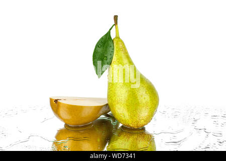Poire avec feuille verte et couper la moitié de poire avec les graines sur fond miroir blanc avec de l'eau chute et la réflexion isolée close up Banque D'Images