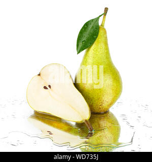 Poire avec feuille verte et couper la moitié de poire avec les graines sur fond miroir blanc avec de l'eau chute et la réflexion isolée close up Banque D'Images