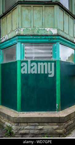 Vieux grungy baie vitrée sur un bâtiment en pierre dans le peak district Banque D'Images
