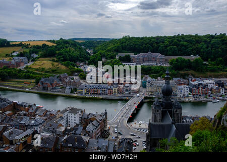 Ville de Dinant et de la Meuse, en Belgique, d'en haut Banque D'Images