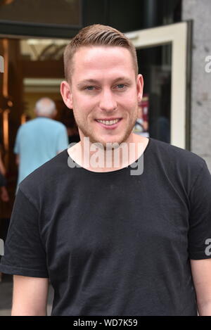 Cologne, Allemagne. Août 28, 2019. Le rappeur Mo Torres sourit à la performance du programme 2019/2020 de la Kölner Volksbühne à la Rudolfplatz. Credit : Horst Galuschka/dpa/Alamy Live News Banque D'Images