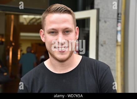 Cologne, Allemagne. Août 28, 2019. Le rappeur Mo Torres sourit à la performance du programme 2019/2020 de la Kölner Volksbühne à la Rudolfplatz. Credit : Horst Galuschka/dpa/Alamy Live News Banque D'Images