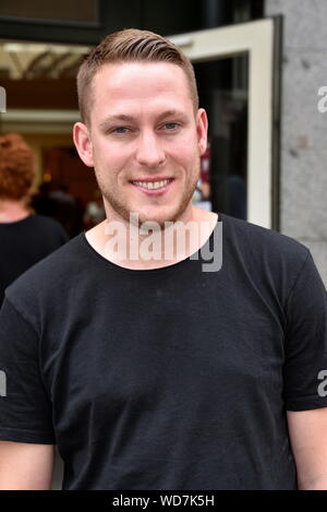 Cologne, Allemagne. Août 28, 2019. Le rappeur Mo Torres sourit à la performance du programme 2019/2020 de la Kölner Volksbühne à la Rudolfplatz. Credit : Horst Galuschka/dpa/Alamy Live News Banque D'Images