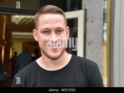 Cologne, Allemagne. Août 28, 2019. Le rappeur Mo Torres sourit à la performance du programme 2019/2020 de la Kölner Volksbühne à la Rudolfplatz. Credit : Horst Galuschka/dpa/Alamy Live News Banque D'Images