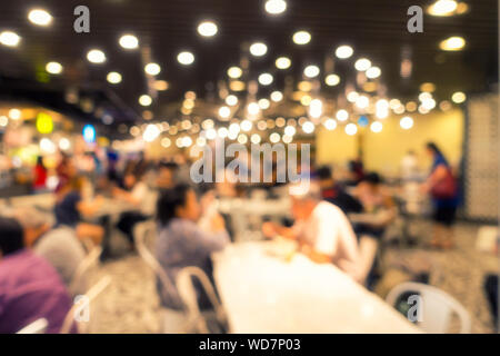 Résumé dans la cour alimentaire Trouble Department Store, flou flou artistique en coin de table Shopping Mall. Motion Blur Modern Restaurant et café, de l'Alimentation et Banque D'Images